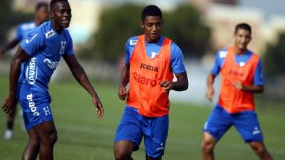 Anthony Lozano junto a Maynor Figueroa en el entrenamiento de este lunes de Honduras en Dallas. Foto Juan Salgado/Enviado Especial