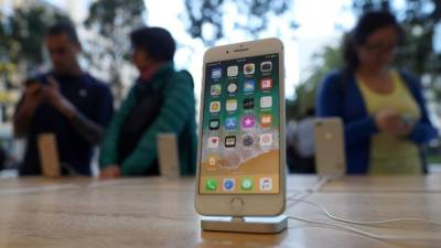 El iPhone 8 ya llegó a las tiendas, pero el recibimiento que le han brindado los compradores ha sido menos que espectacular.