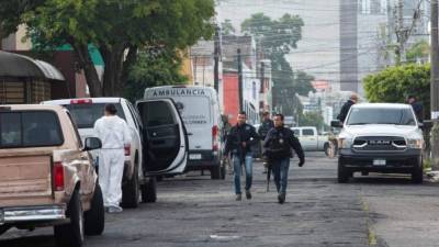 Un centenar de policías estatales fueron desplegados en la localidad de Aguililla para reparar y reabrir carreteras dañadas por cárteles de la droga. Foto EFE