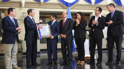 Ejecutivos de National Geographic, funcionarios y el presidente Juan Orlando Hernández durante el evento en Casa Presidencial.