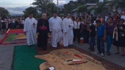 Monseñor Ángel Garachana encabezo el desfile junto con varios miembros de su equipo.