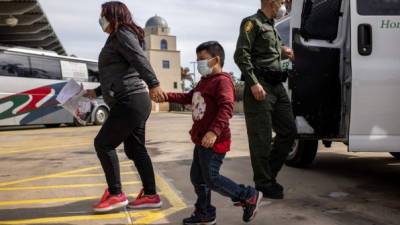 Familias migrantes son procesadas en centros de detención y luego liberadas en EEUU./AFP.