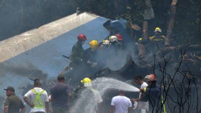 La aeronave que utilizaba Cubana de Aviación, un Boeing 737 arrendado a la firma mexicana Damojh, se estrelló el viernes sobre un verde campo de cultivo. AFP