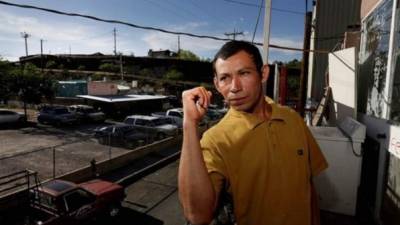 Tras haber vivido como rico en EUA, el 'catracho' trabaja como cuidador de carros en Nogales, Sonora. Foto: El Universal.