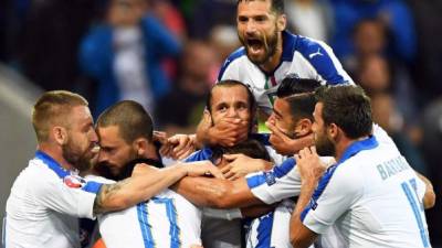 Jugadores de Italia festejando el gol de Emanuele Giaccherini. Foto EFE/Daniel Dal Zennaro