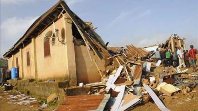 El grupo terrorista Boko Haram atacó hoy las iglesias de dos localidades del noreste del país durante la hora del oficio religioso provocando decenas de muertos, según informaron los medios locales. EFE