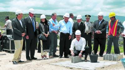 El presidente Juan Orlando Hernández y Yusuf Amdani Bai, presidente de Grupo Karims, colocaron la primera piedra del proyecto