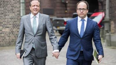 El líder del partido Demócratas, Alexander Pechtold y el asesor financiero del D66 Wouter Koolmees, se cogen de la mano en solidaridad con dos hombres homosexuales que fueron agredidos.