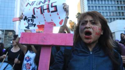 Cientos de mujeres marchan para protestar contra el feminicidio. EFE