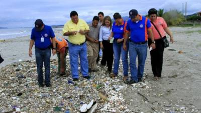 Las entidades involucradas en buscar solución al problema de la basura en las playas de Omoa inspeccionaron ayer uno de los sectores y también recolectaron muestras.