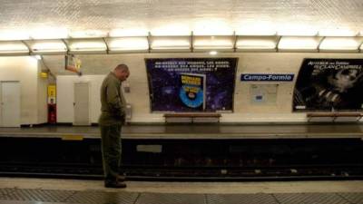 Un hombre espera en la estación de metro de Campo-Formio, en París, Francia. EFE/Archivo