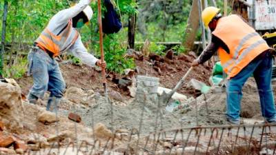 Trabajadores de la construcción en plena faena, uno de los más afectados por el paro. Foto: EFE.