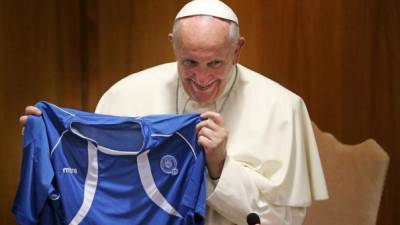El Papa Francisco posa con la camiseta de la selección salvadoreña.