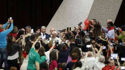 El papa Francisco conversó hoy con 400 niños italianos, afectados por el siniestro del puente Morandi de Génova, y las inundaciones de Cerdeña de 2013, y hubo también algunos procedentes de barrios de Nápoles, golpeados por la delincuencia.