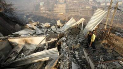 Las autoridades chilenas han rebajado a 11 el número de muertos por el incendio que desde hace 24 horas afecta a la ciudad portuaria de Valparaíso, donde el fuerte viento y las altas temperaturas han provocado el rebrote del fuego.