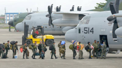 Militares filipinos se desplazan a las zonas incomunicadas para ayudar a los damnificados.