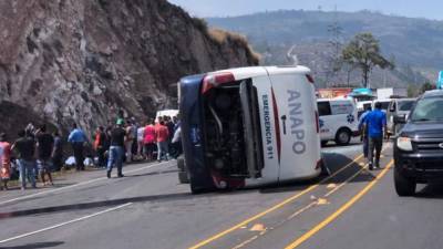 El autobús donde se transportaban los agentes con sus esposas y madres.