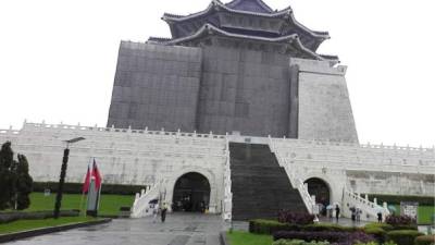 Años tenía al morir Chiang Kai-shek, expresidente de la República de China. Ese mismo año el gobierno formó un Comité Funerario para construir el monumento