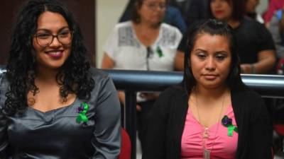 Hernández (der.), junto a una de sus abogados en la corte de Ciudad Delgado, en San Salvador.