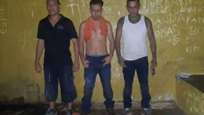 En la imagen se observa a los tres reclusos que las autoridades policiales capturaron luego de que se fugaran del penal de Yoro.