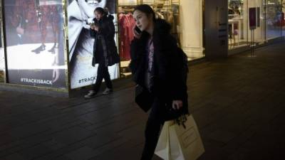 Los expertos aseguran que los usuarios se inclinan por los teléfonos inteligentes. AFP