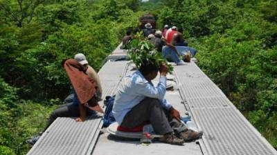 Fotografía de archivo del 3 de agosto de 2012 de migrantes centroamericanos viajando en el tren denominado 'La Bestia'.