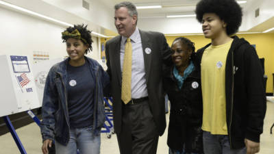 El demócrata Bill de Blasio posa con su mujer Chirlane McCray, su hija Chiara y su hijo Dante tras votar en un colegio electoral de Brooklyn.