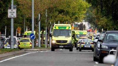 Ambulancias y policías fuera de la mezquita después de un tiroteo que resultó en múltiples muertes y lesiones, este viernes en Masjid Al Noor en Deans Avenue, en Christchurch (Nueva Zelanda). EFE