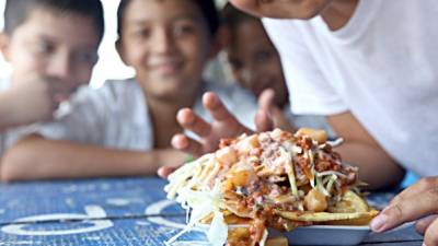 Las cafeterías escolares están obligadas a vender alimentos nutritivos, pero no lo hacen.