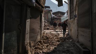 Ciudadanos caminan por encima de los escombros en Turquía.