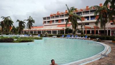 Varios turistas permanecen evacuados en el hotel Barceló Arenas Blancas, en la playa de Varadero (Cuba) hoy, domingo 10 de septiembre de 2017, un día después del paso del huracán Irma por Cuba. EFE