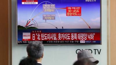 JHK01. SEÚL (COREA DEL SUR), 29/08/2017.- Ciudadanos surcoreanos miran una televisión que exhibe las noticias que divulgan sobre el lanzamiento más reciente de misiles balísticos de Corea del Norte hoy, martes 29 de agosto de 2017, en Seúl (Corea del Sur). Según el Jefe de Estado Mayor Conjunto de Corea del Sur (JCS), Corea del Norte disparó un misil balístico sobre Japón, hacia el este de la vecindad de Sunan en Pyongyang alrededor de las 5:57 am hora local. EFE/JEON HEON-KYUN