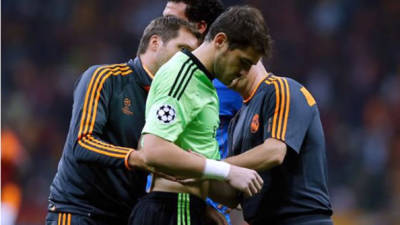 Iker Casillas cuando era atendido durante el Galatasaray-Real Madrid.