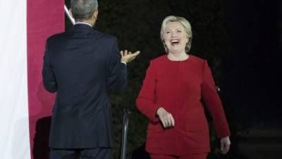 El presidente de Estados Unidos, Barack Obama saluda a la candidata demócrata por la presidencia de Estados Unidos, Hillary Clinton en un acto de campaña de Clinton, en Filadelfia (EE.UU.), un día antes de las elecciones. EFE