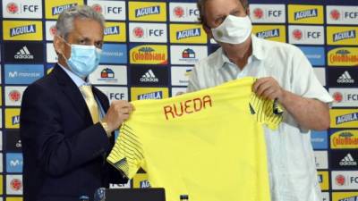 Reinaldo Rueda posando con el presidente de la FCF Ramón Jesurún. Foto Federación colombiana.