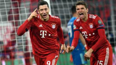 Robert Lewandowski marcó dos goles para la victoria del Bayern Múnich ante el Benfica. Foto AFP