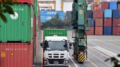 Un camión es cargado en una terminal de contenedores del puerto de Tokio, Japón.