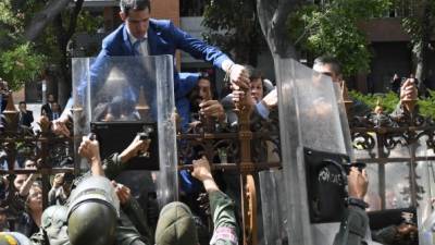 Policías impidieron el ingreso de Guaidó al Parlamento por órdenes del chavismo, denunciaron diputados opositores./AFP.