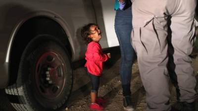 La niña hondureña captada llorando en la frontera de EEUU no fue separada de su madre, según confirmaron familiares./AFP.