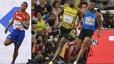 Rolando Palacios en plena carrera junto al mejor de todos los tiempos por delante, Usain Bolt.