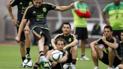 Héctor Herrera realiza un disparo a portería en el estadio NRG de Houston.