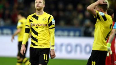 Marco Reus lamenta una oportunidad perdida contra el Bayer Leverkusen.