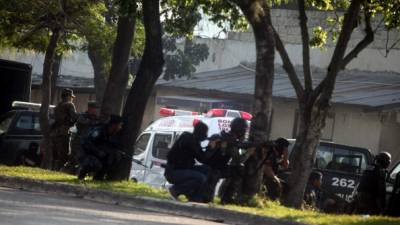 Decenas de militares y policías se enfrentaron a los reclusos, quienes se amotinaron en el Centro Penal de San Pedro Sula.
