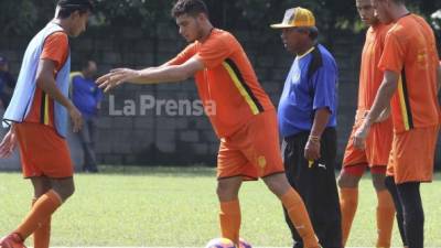 Ramón Maradiaga y sus pupilos en los entrenamientos de este martes. FOTO Delmer Martínez.