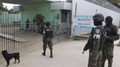 Hoy se trasladó a 45 internos integrantes de la mara 18 al Comando de Operaciones Especiales Cobras en Tegucigalpa. Foto Archivo.