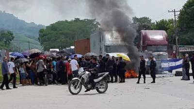 Los pobladores exigen a las autoridades de Educación que se le asignen más plazas de maestros para el Centro Básico Presentación Centeno.