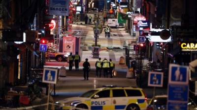 La noche cae sobre la capital sueca mientras que la policía mantiene acordonada la zona en la que ocurrió el ataque.