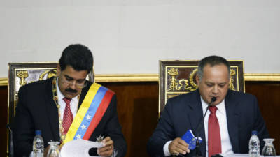 El presidente de Venezuela, Nicolas Maduro, firma el proyecto de ley que le permitiría tener superpoderes junto al presidente de la Asamblea Nacional, Diosdado Cabello, en Caracas. 8 de octubre de 2013. afP