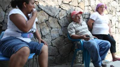 Los familiares del niño Antony Castellanos Raudales llegaron ayer a la morgue de Medicina Forense a reclamar su cadáver.