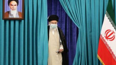 El líder supremo iraní, Alí Jamenei ejerce el sigragio en la reciente elección iraní, en la que resultó electo el ultraconservador Ebrahim Raisi. La dirigencia iranó tendrá que estar de acuerdo en reducir la actividad nuclear, intensificada en los últimos años luego que Donald Trump sacase a Estatos Unidos del acuerdo.